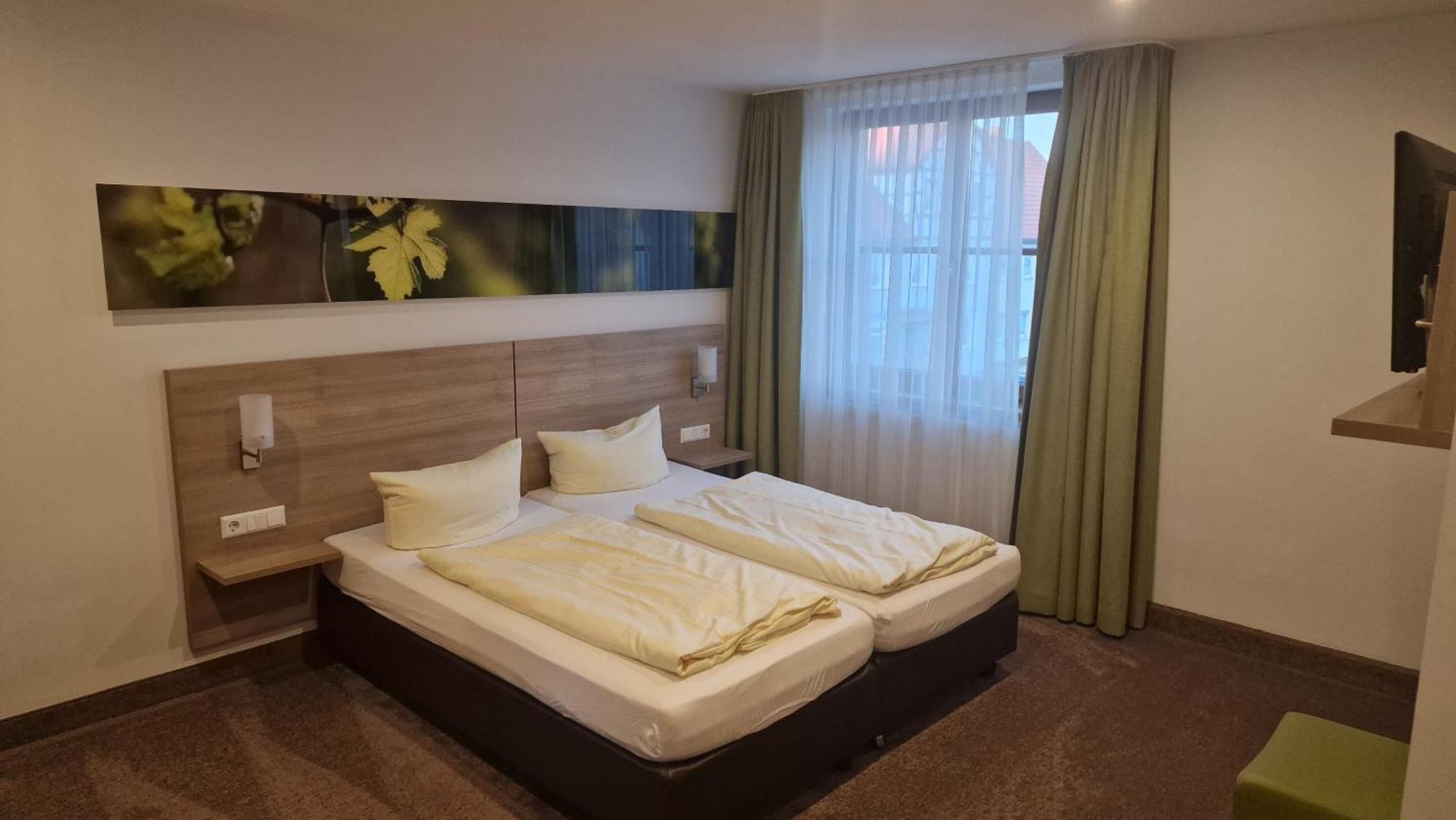 Schwarzer Adler - Hotel Garni Ipsheim Esterno foto