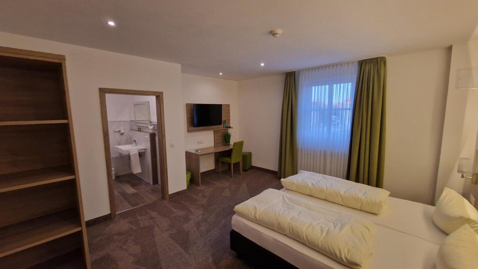 Schwarzer Adler - Hotel Garni Ipsheim Esterno foto