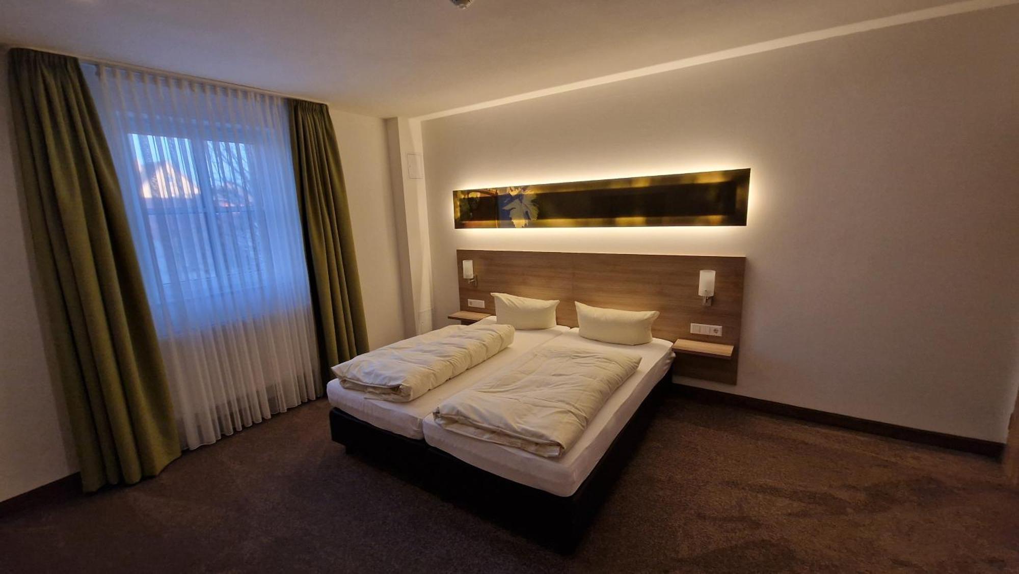 Schwarzer Adler - Hotel Garni Ipsheim Esterno foto