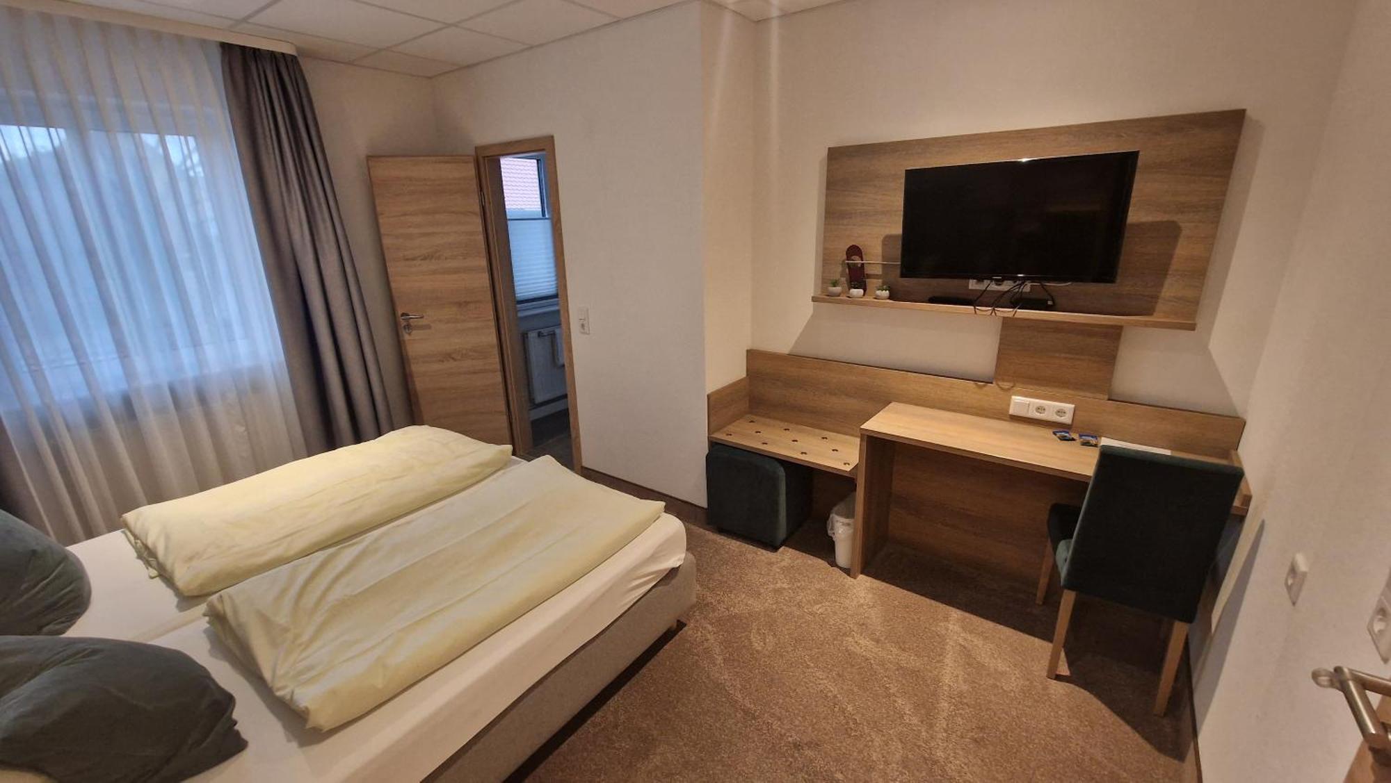 Schwarzer Adler - Hotel Garni Ipsheim Esterno foto
